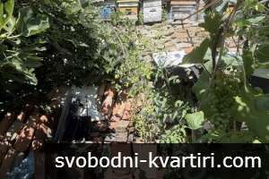 Двуетажна къща с двор във Велико Търново