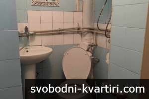 Давам под наем едностаен -тип боксониера с просторна тераса ,на етаж трети -НЕ последен в центъра на град Пловдив -близо