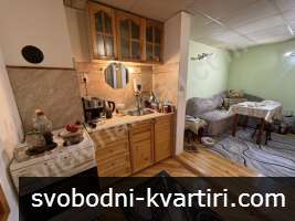 Двуетажна къща с двор във Велико Търново