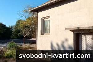Къща с двор 1740 кв.м до река Искър в историческата местност „Калето“, с. Чомаковци – гараж и кладенец