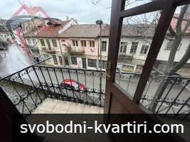 Тристаен в център Тристаен в център