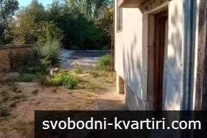 Къща с двор 1740 кв.м до река Искър в историческата местност „Калето“, с. Чомаковци – гараж и кладенец