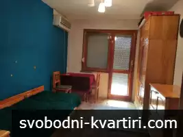 Продавам четиристаен апартамент етаж от къща в Центъра на Пловдив
