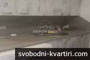 Самостоятелни стаи от голям апартамент под Полицията
