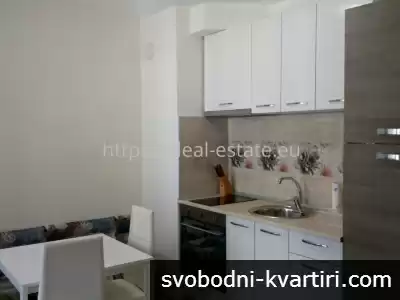 Предлагаме под наем уютен и функционален едностаен апартамент в широкия център на града