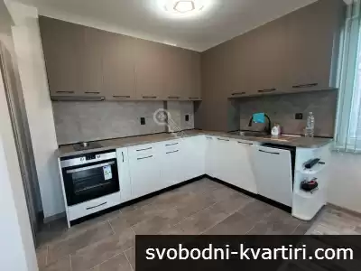 Имоти Търновград Ви предлагат тристаен апартамент под наем, разположен в началото на кв. Зона Б, в близост до магазини,