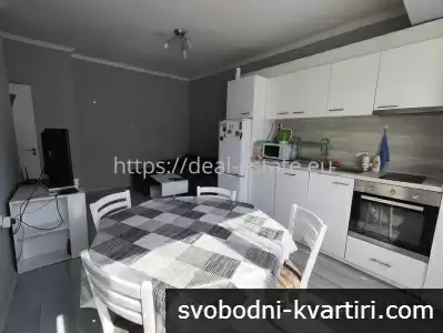 просторен и напълно обзаведен тристаен апартамент, разположен на пешеходната улица в идеалния център на гр. Благоевград.