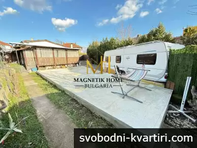 Страхотна едноетажна къща с 2 спални, 3 паркоместа и собствен двор в кв. Банево