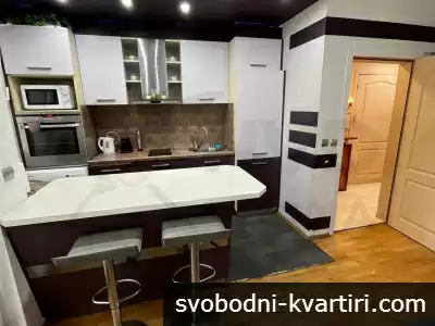 Дава се под наем двустаен апартамент в Център!