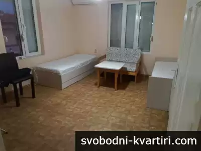 Давам под наем етаж от къща на Центъра