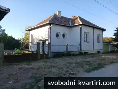 Къща с двор 1740 кв.м до река Искър в историческата местност „Калето“, с. Чомаковци – гараж и кладенец