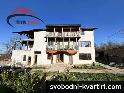 Масивна триетажна къща в с. Самоводене