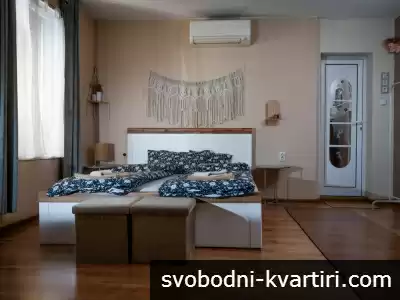 Даваме под наем двустаен апартамент в центъра на Пловдив