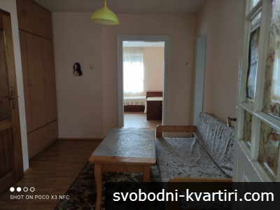 Давам под наем трети етаж от еднофамилна кооперация в супер центъра на град Пловдив близо до синдикалния дом Борис Христ