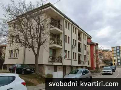 Легло за момиче в стая за двама
