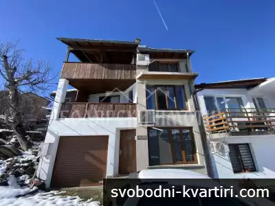 Триетажна къща с гараж и двор в кв.Варуша