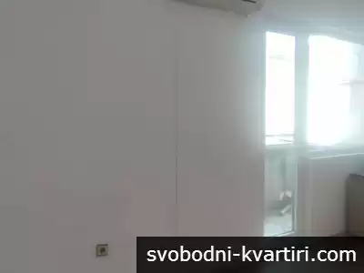 Дава се под наем четиристаен апартамент в Центъра
