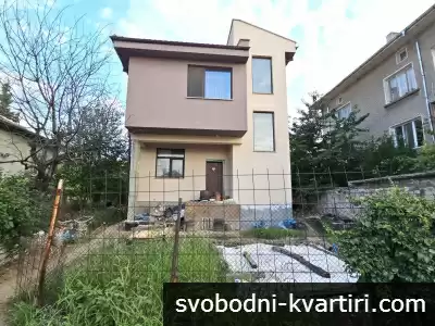 Триетажна къща с голям двор с АКТ16 Белащица