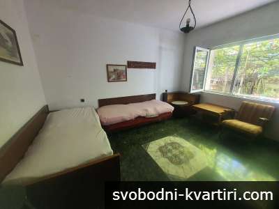 Самостоятелен етаж с излаз на градина - идеален център на Велико Търново
