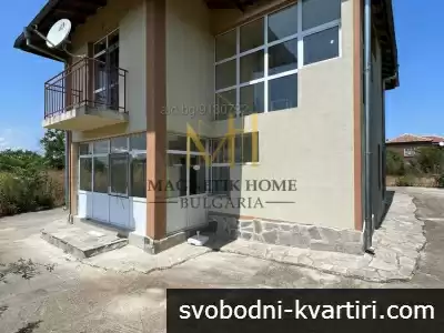 Съвременна двуетажна къща с 3 спални и огромен двор в с. Трояново