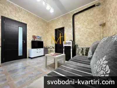 Приветлив четиристаен етаж от къща с частен двор в тиха уличка до морската градина и морето