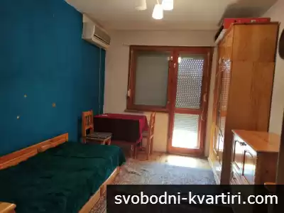 Продавам четиристаен апартамент етаж от къща в Центъра на Пловдив