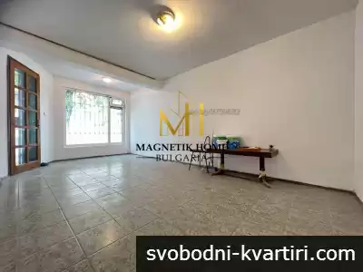 Страхотно помещение с три отделни стаи и вътрешна градина в ж.к. Възраждане