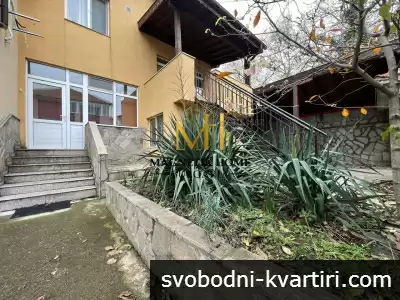 Страхотен тристаен етаж от къща със собствен двор, градина и барбекю с беседка в ж.к. Сарафово