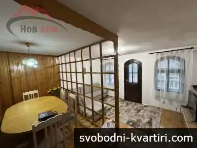 Тристаен в център