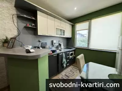 Двустаен с таванска стая в център