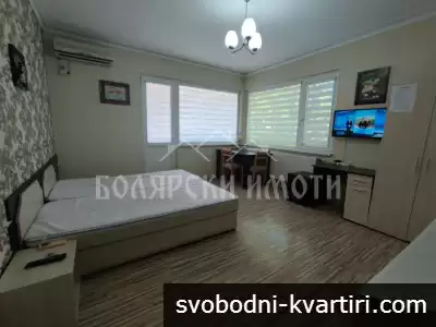 Реновирана стая със собствен санитарен възел в идеален Център
